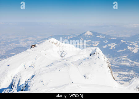 Der Gipfel der Untersberg in Österreich mit Blick auf die Seilbahn. Der Berg liegt an der Grenze zwischen Deutschland und Österreich. Stockfoto