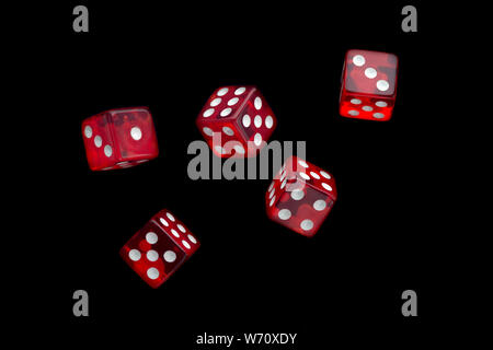 Fünf Fallen transluzent rot Würfel mit weißen Punkten auf schwarzem Hintergrund Stockfoto
