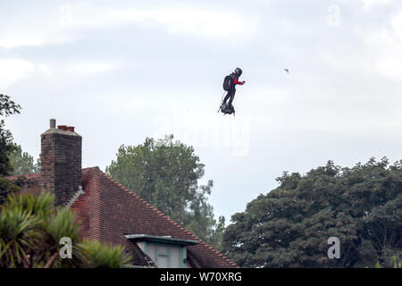 Der französische Erfinder Franky Zapata landet in der Nähe von St Margaret's Beach, Dover nach den Kanal überqueren auf einer jet-powered hover-Board. Stockfoto