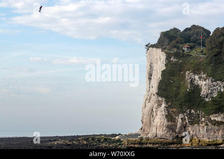 Der französische Erfinder Franky Zapata landet in der Nähe von St Margaret's Beach, Dover nach den Kanal überqueren auf einer jet-powered hover-Board. Stockfoto