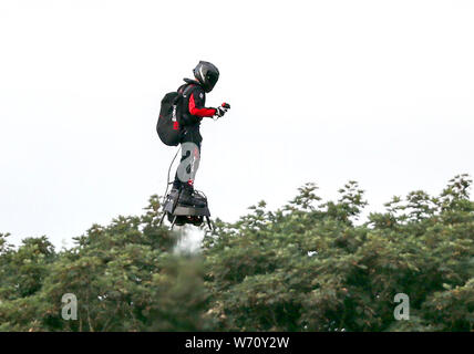 Der französische Erfinder Franky Zapata landet in der Nähe von St Margaret's Beach, Dover nach den Kanal überqueren auf einer jet-powered hover-Board. Stockfoto
