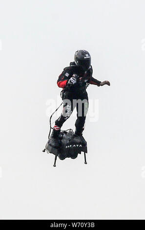 Der französische Erfinder Franky Zapata landet in der Nähe von St Margaret's Beach, Dover nach den Kanal überqueren auf einer jet-powered hover-Board. Stockfoto