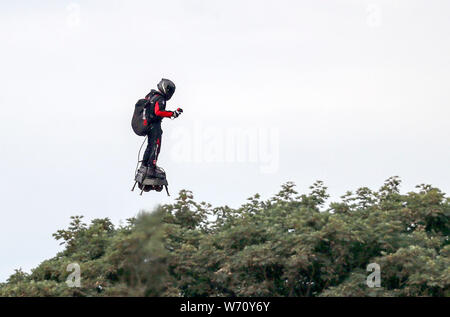 Der französische Erfinder Franky Zapata landet in der Nähe von St Margaret's Beach, Dover nach den Kanal überqueren auf einer jet-powered hover-Board. Stockfoto