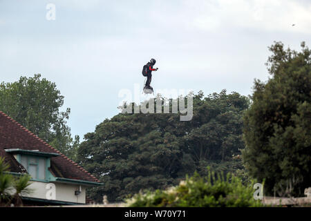Der französische Erfinder Franky Zapata landet in der Nähe von St Margaret's Beach, Dover nach den Kanal überqueren auf einer jet-powered hover-Board. Stockfoto