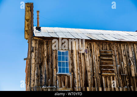 Vintage Geisterstadt Holzgebäude mit Fenster in Bodie California Stockfoto