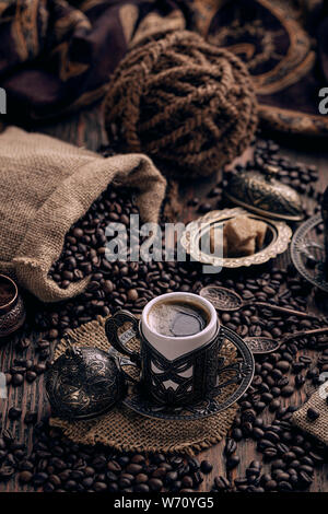 Traditionellen türkischen Kaffee setup mit verstreuten Kaffeebohnen Stockfoto