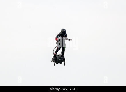 Der französische Erfinder Franky Zapata landet in der Nähe von St Margaret's Beach, Dover nach den Kanal überqueren auf einer jet-powered hover-Board. Stockfoto