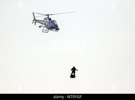 Der französische Erfinder Franky Zapata landet in der Nähe von St Margaret's Beach, Dover nach den Kanal überqueren auf einer jet-powered hover-Board. Stockfoto