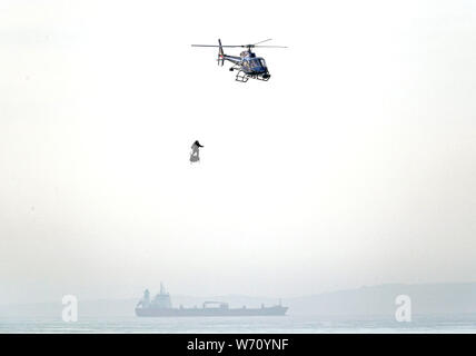 Der französische Erfinder Franky Zapata landet in der Nähe von St Margaret's Beach, Dover nach den Kanal überqueren auf einer jet-powered hover-Board. Stockfoto