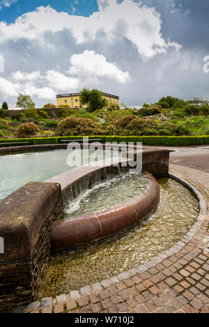 England, Wales, Carmarthenshire, Llanarthney, National Botanic Garden of Wales, Wasserfall und Blumen pflanzen in der Nähe von Principlity Haus Stockfoto