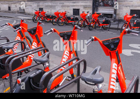 Paris E-Bikes - Uber Springen e-bikes auf einer Straße in Paris, Frankreich, Europa geparkt. Stockfoto