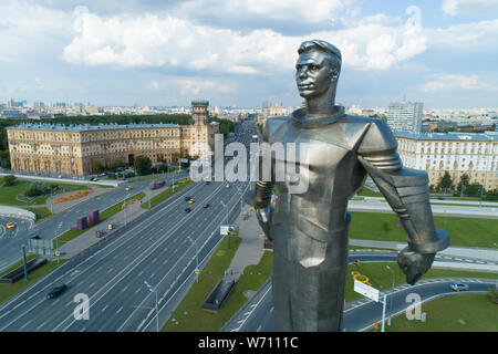 Moskau, Russland - Juli 22, 2019: Luftaufnahme von Juri Gagarin Denkmal auf Gagarin Square an einem sonnigen Sommertag Stockfoto