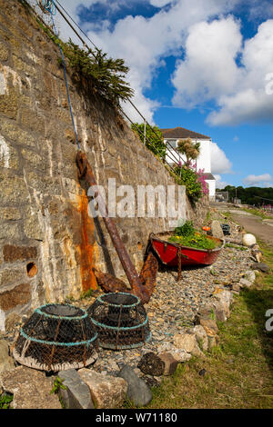 Großbritannien, England, Cornwall, Newlyn, Hafen, Old Quay große eiserne Anker, Hummer Töpfe und Ruderboot von Harbour wall Stockfoto