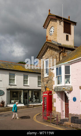 Großbritannien, England, Cornwall, Mousehole,Felsen, alten roten Telefonzelle an der Kreuzung mit Fore Street unten Clock Tower Stockfoto