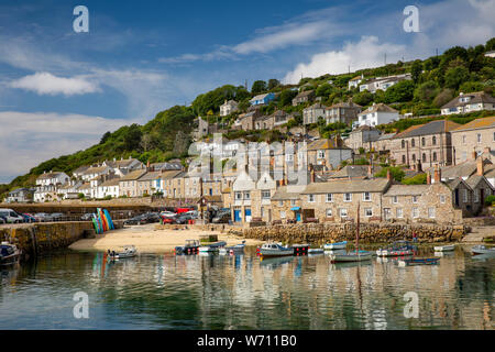 Großbritannien, England, Cornwall, Mousehole, Boote im Hafen bei Ebbe günstig Stockfoto