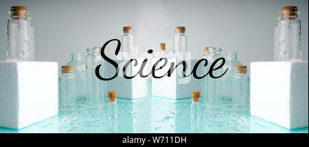 Wenige transparente Flaschen, Wasser spritzt. Leere Glasflaschen Stockfoto