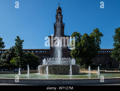 Mailand, Italien - 30. Juni 2019: Blick auf den Brunnen der Piazza Castello Stockfoto