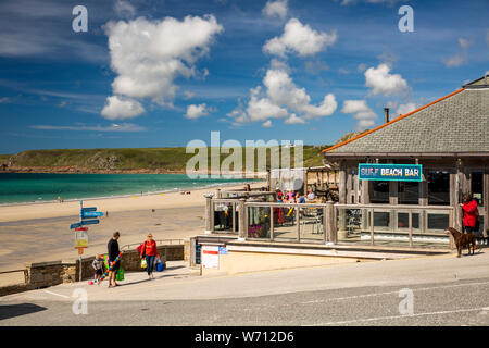 Großbritannien, England, Cornwall, Sennen Cove, Surf Beach Bar über Whitesand Bay im Sonnenschein Stockfoto