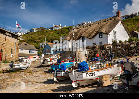 Großbritannien, England, Cornwall, Sennen Cove, Fischerboote auf helling vor dem reetgedeckten Ferienhaus direkt am Meer Stockfoto