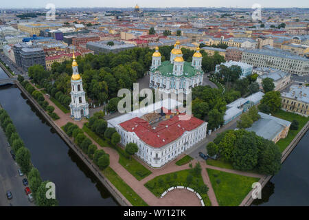 St. Nikolaus Kathedrale im Stadtbild an einem bewölkten Juli morgen (Luftaufnahmen). St. Petersburg, Russland Stockfoto