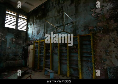 Schule Gymnasium in der Stadt Pripyat in der Ukraine. Leere. Feuchtigkeit. Sperrzone. Nukleare Gefahr. Geisterstadt Pripyat. Verloren. In der Ukraine. CCCP Stockfoto