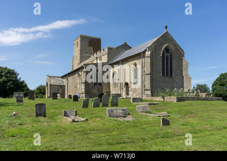 Die Fassade der Pfarrkirche Allerheiligen in der Ortschaft Morston, Norfolk, Großbritannien; die ältesten Teile stammen aus dem 12. Jahrhundert. Stockfoto