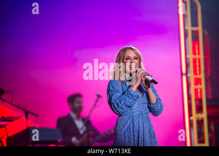 Brighton, UK. 3. August 2019. Pop sensation Kylie Minogue Schlagzeilen Brighton Pride 2019. Der größte Stolz Veranstaltung in diesem Jahr im Gedenken an den 50. Jahrestag der Stonewall Inn Aufstand, der als erster die Pride Bewegung entzündet. Credit: Francesca Moore/Alamy leben Nachrichten Stockfoto