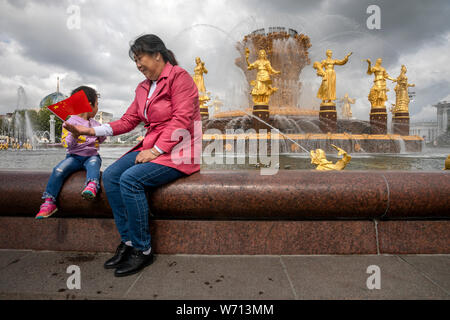 Chinesische Touristen am Brunnen "Freundschaft der Völker' an der VDNKh in Moskau, Russland Stockfoto