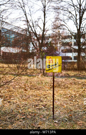 Ein Schild mit der Aufschrift Stop Radioaktivität. Pripyat. Katastrophe von Tschernobyl. Stockfoto