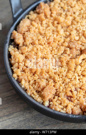 Apple und Blackberry Crumble Dessert Stockfoto