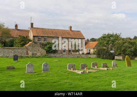 Freistehende Feuerstein und Backstein Haus, gesehen vom Kirchplatz aller Heiligen in der Ortschaft Morston, Norfolk, Großbritannien Stockfoto