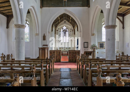 Der Innenraum der Pfarrkirche Allerheiligen in der Ortschaft Morston, Norfolk, Großbritannien; die ältesten Teile stammen aus dem 12. Jahrhundert. Stockfoto