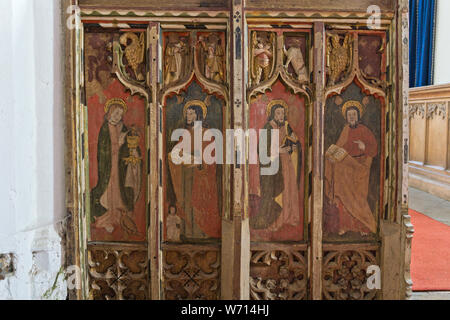 Historische bemalte Leinwand, mit der Darstellung der vier Evangelisten, in der der Pfarrei Allerheiligen im Dorf Morston, Norfolk, Großbritannien; Stockfoto