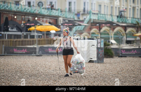 Brighton, UK. 4. August 2019. Eine Armee von Freiwilligen und Rat Arbeitnehmer Reinigung Brighton Beach und das Meer früh am Morgen nach der jährlichen Pride Parade durch die Stadt. Tausende von Besuchern an der Brighton und Hove Stolz Veranstaltungen an diesem Wochenende. Foto: Simon Dack/Alamy leben Nachrichten Stockfoto