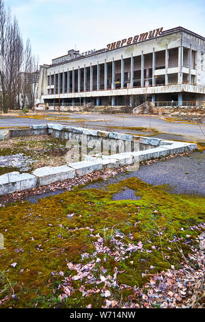 Verlassene Gebäude in Pripyat. Inschrift auf Gebäude - Palast der Kultur Energetik. Sperrzone. Tschernobyl und Pripyat Stockfoto