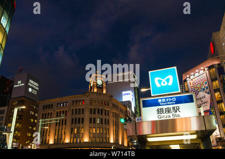 Ginza Metrostation und die berühmte Kreuzung im Zentrum von Tokio bei Nacht Stockfoto