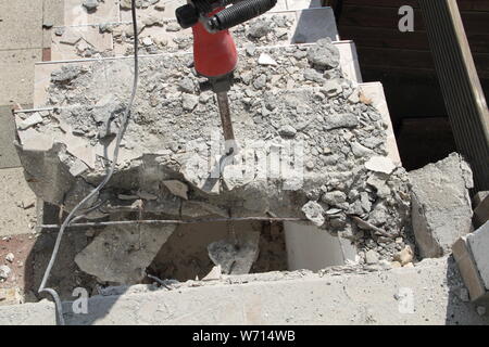 Eine alte Treppe mit einem Schlaghammer demolieren Stockfoto