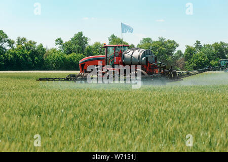 Selbstfahrende Feldspritze Anwendung von Pestiziden Stockfoto