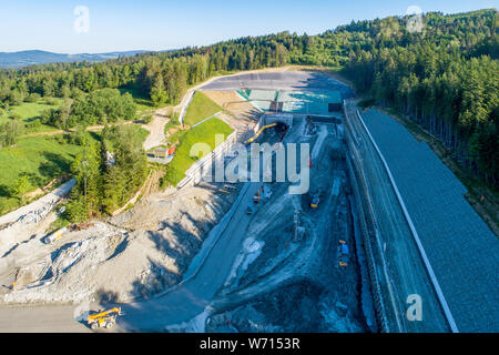 Naprawa, Polen - Juni 4, 2019: Neue Autobahn und Tunnel im Bau in Polen auf der Nationalstraße Nr. 7, E 77, genannt Zakopianka. Luftaufnahme Stockfoto