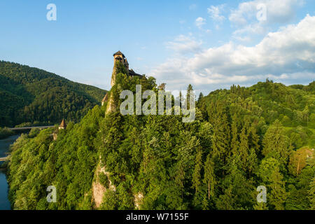 Burg Orava - Oravsky Hrad in Oravsky Podzamok in der Slowakei. Mittelalterliche Festung auf extrem hohen und steilen Felsen durch die Orava Fluss. Luftaufnahme in Stockfoto