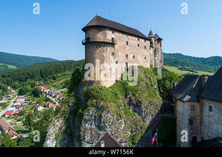 Burg Orava - Oravsky Hrad in Oravsky Podzamok in der Slowakei. Mittelalterliche Festung auf extrem hohen und steilen Felsen. Luftaufnahme. Stockfoto