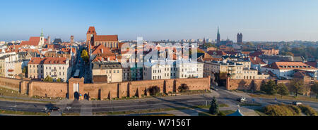 Breite Antenne Panorama von Torun Altstadt in Polen mit mittelalterlichen gotischen Kathedrale des Heiligen Johannes, die Town Hall Clock Tower, die Kirchen, die Stadtmauer und die Stadt. Stockfoto