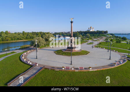 Jaroslawl, Russland - 19 JULI 2019: eine Aussicht auf ein Denkmal zu Ehren des Millenniums der Stadt Jaroslawl im sonnigen Juli Nachmittag (Aufnahmen aus Stockfoto