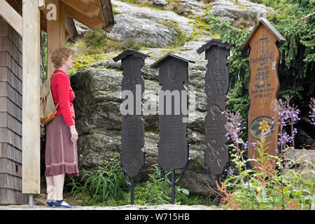 Memorial boards neben Arber Kapelle, Großer Arber, Bayerischer Wald, Bayern, Deutschland Stockfoto