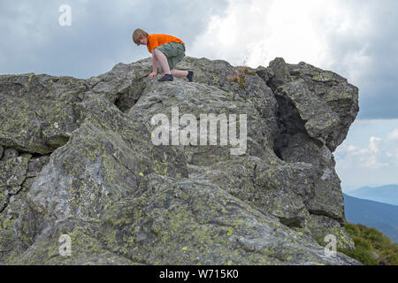 Junge mit minimalistische Schuhe auf dem Bodenmaiser Riegel, Großer Arber, Bayerischer Wald, Bayern, Deutschland Stockfoto