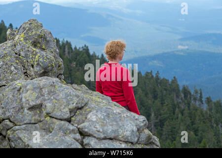 Frau auf Bodenmaiser Riegel, Großer Arber, Bayerischer Wald, Bayern, Deutschland Stockfoto