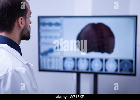 Stattliche Arzt Analyse eines braing nach einem Autounfall. Arzt im Krankenhaus. Stockfoto