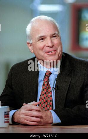 Der republikanische Senator John McCain aus Arizona diskutiert die Zukunft des Senats nach der Amtsenthebung von Präsident Bill Clinton während NBC-Treffen der Presse Fernsehen zeigen Februar 14, 1999 in Washington, DC. Stockfoto