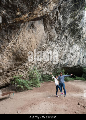 Paar eine gute Zeit fern von der Stadt in einer Höhle in den Bergen zu erkunden. Glückliches Paar in der Natur. Stockfoto