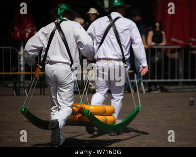 Käsemarkt Quadrate an alten Städten in Gouda, Alkmaar und Emmen, niederländische Städte berühmt für dort Käse Stockfoto